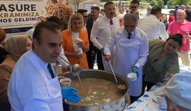 Sanayi ve Teknoloji Bakanı Mehmet Fatih Kacır Zonguldak'ta vatandaşlara aşure ikram ederken