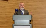 Kütahya Kent Konseyi Başkanı Bülent Cebeci, yeniden seçilmesinin ardından tebrikleri kabul ediyor.