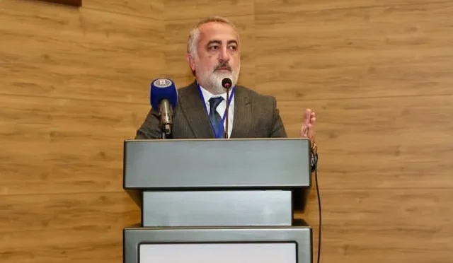 Kütahya Kent Konseyi Başkanı Bülent Cebeci, yeniden seçilmesinin ardından tebrikleri kabul ediyor.