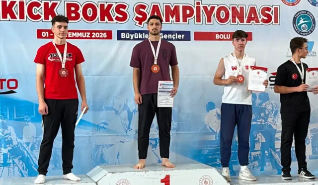Elazığlı kick boksçular Türkiye Şampiyonası'nda madalya kazanırken sevinç yaşıyor.