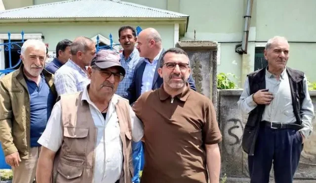 Milletvekili Adem Çalkın, Kars Organize Sanayi Bölgesi'nde vatandaşlarla sohbet ediyor.