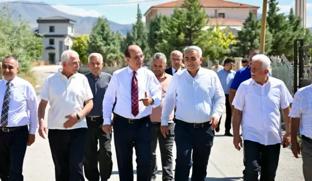 Yeşilyurt Belediye Başkanı İlhan Geçit, Kuyulu Mahallesi'ndeki yeni parkı ve altyapı çalışmalarını inceledi.