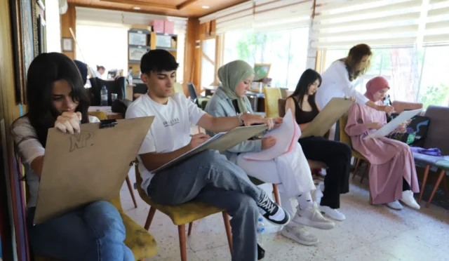 Battalgazi Belediyesi yaz etkinlikleri kapsamında düzenlenen futbol kursu ve kültür sanat programlarına katılan çocuklar ve aileler