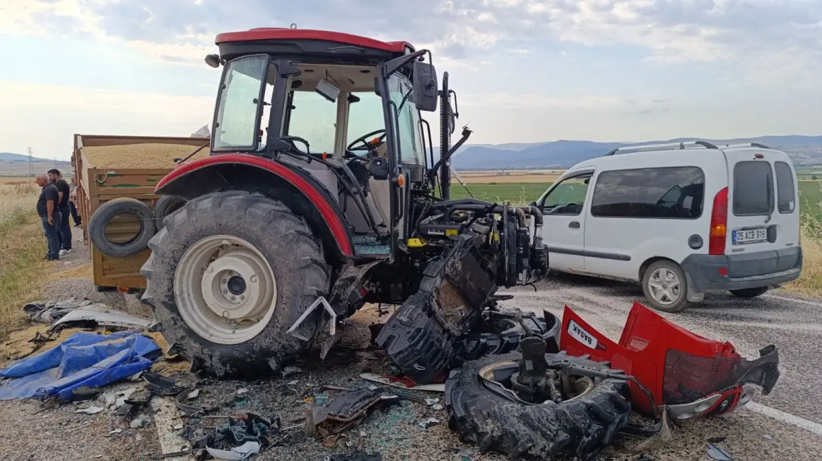 Amasya’da Cenaze Dönüşü Faciası: Hafif Ticari Araç Traktörle Çarpıştı, 3 Kişi Hayatını Kaybetti