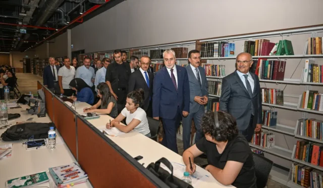 Çalışma ve Sosyal Güvenlik Bakanı Vedat Işıkhan Malatya'daki kütüphane ziyareti sırasında