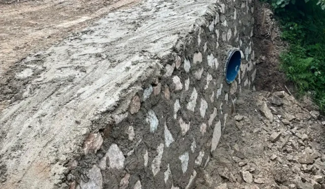 Giresun Kuzgun Köyü'nde yenilenen menfez ve güvenli hale gelen yol