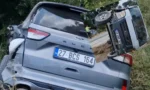 Arsuz'da meydana gelen trafik kazasında otomobil ve ticari araç çarpıştı, yol kenarında hasar gören araçlar ve ekipler.