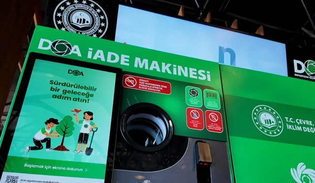 Depozito iade makinesine ambalaj teslim eden bir vatandaşın yakın çekim görseli