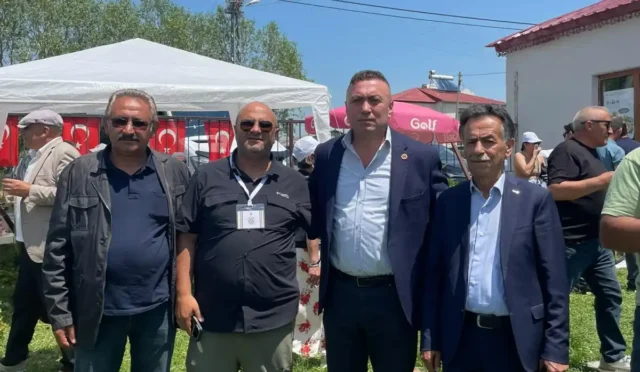 Kars Ziraat Odası Başkanı Özcan Müçük çiftçiyle konuşuyor