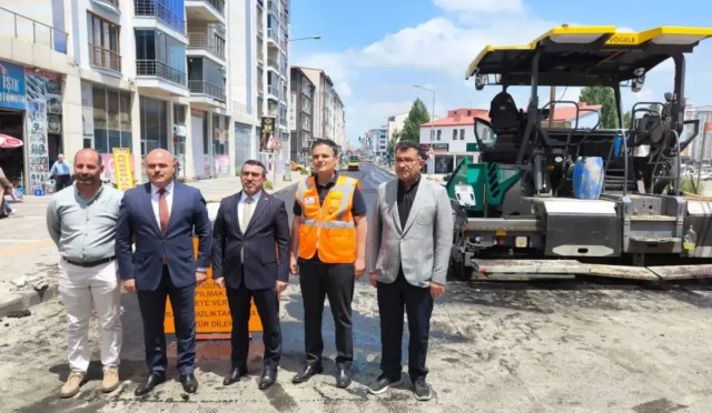 Kars'ta Cumhuriyet, Faikbey ve İnönü caddelerinin asfalt yenileme çalışmaları.