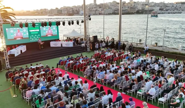 Yeşilay Münazara Turnuvası finalinde gençlerin şampiyonluk mücadelesi ve bağımsız gençlik vurgusu.