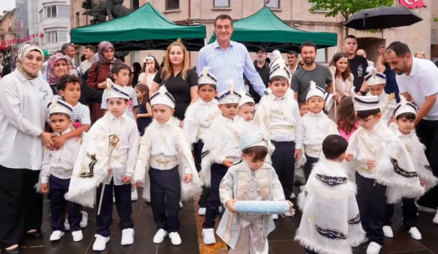 Giresun'da düzenlenen sünnet şöleninde mutlu çocuklar ve aileleri