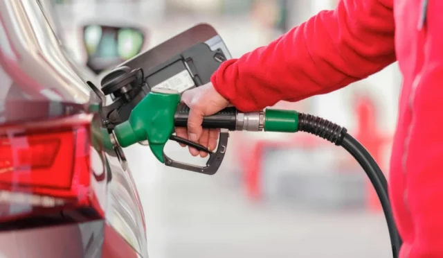 Benzin ve motorin fiyatları son durumu gösteren grafik ve akaryakıt pompası görseli