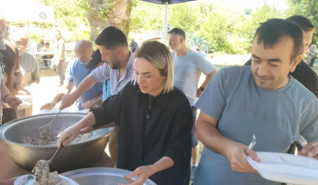 Akçakoca'da Geleneksel Cümle Mevlidi etkinliğinde Ahmet Dede anıldı ve pilav ikramı yapıldı.