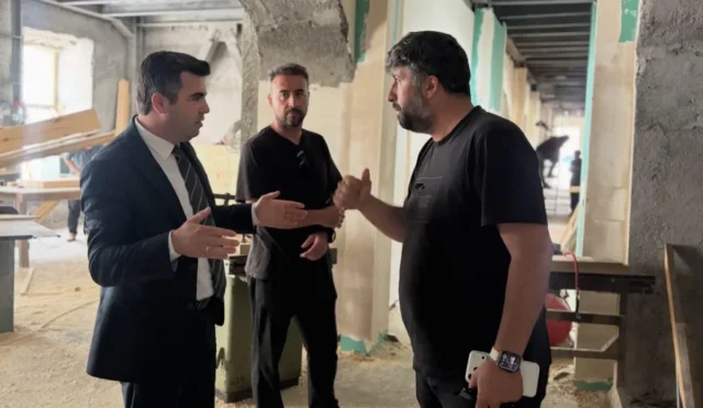 Susuz Kaymakamı Furkan Öztürk, Yeni Hükümet Konağı'nın restorasyon çalışmalarını inceliyor.