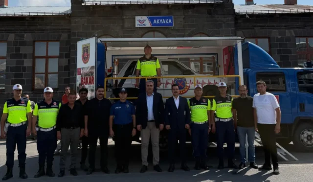 Akyaka'da emniyet kemeri kullanımı bilincini artırmaya yönelik simülasyonlu eğitimden bir kare