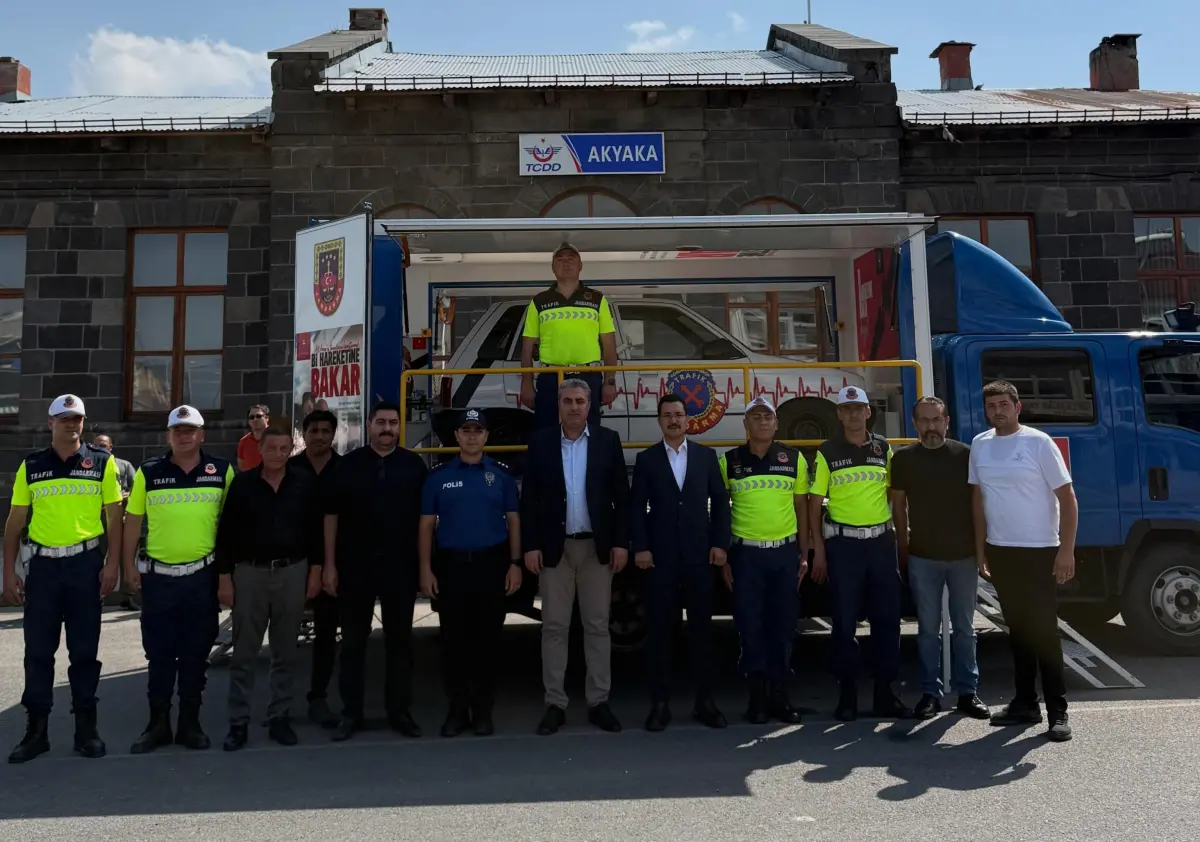 Akyaka’da Emniyet Kemeri Bilinci Simülasyonla Artırıldı: Uygulamalı Eğitim Vatandaşlara Sunuldu