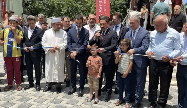 Hatay'da deprem sonrası yeniden inşa edilen Sarayburnu Meryem Bağbaşı Camii'nin ibadete açılışından görüntü