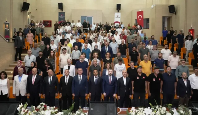 İskenderun Teknik Üniversitesi Rektörü Prof. Dr. Mehmet Duruel konuşma yaparken