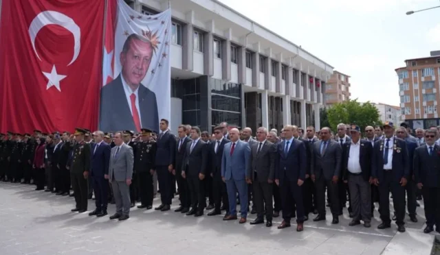 Kars'ta 15 Temmuz Demokrasi ve Milli Birlik Günü anma programı kapsamında Atatürk Anıtı'na çelenk sunuluyor.