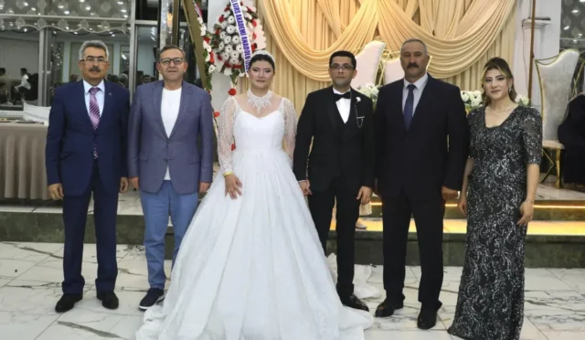 Kars Valisi Ziya Polat, Yardımcıel ailesinin düğün töreninde çifte mutluluklar dilerken