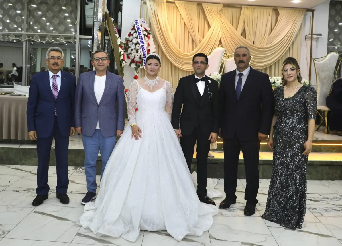 Kars Valisi Ziya Polat, Yardımcıel Ailesinin Mutlu Gününe Katıldı: Genç Çiftin Nikah Şahitliğini Yaptı