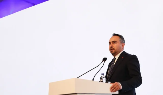 TEKNOFEST Sıfır Atık ve Döngüsel Ekonomi Yarışması'na katılım çağrısı yapan Bakan Yardımcısı Burak Demiralp'in görseli
