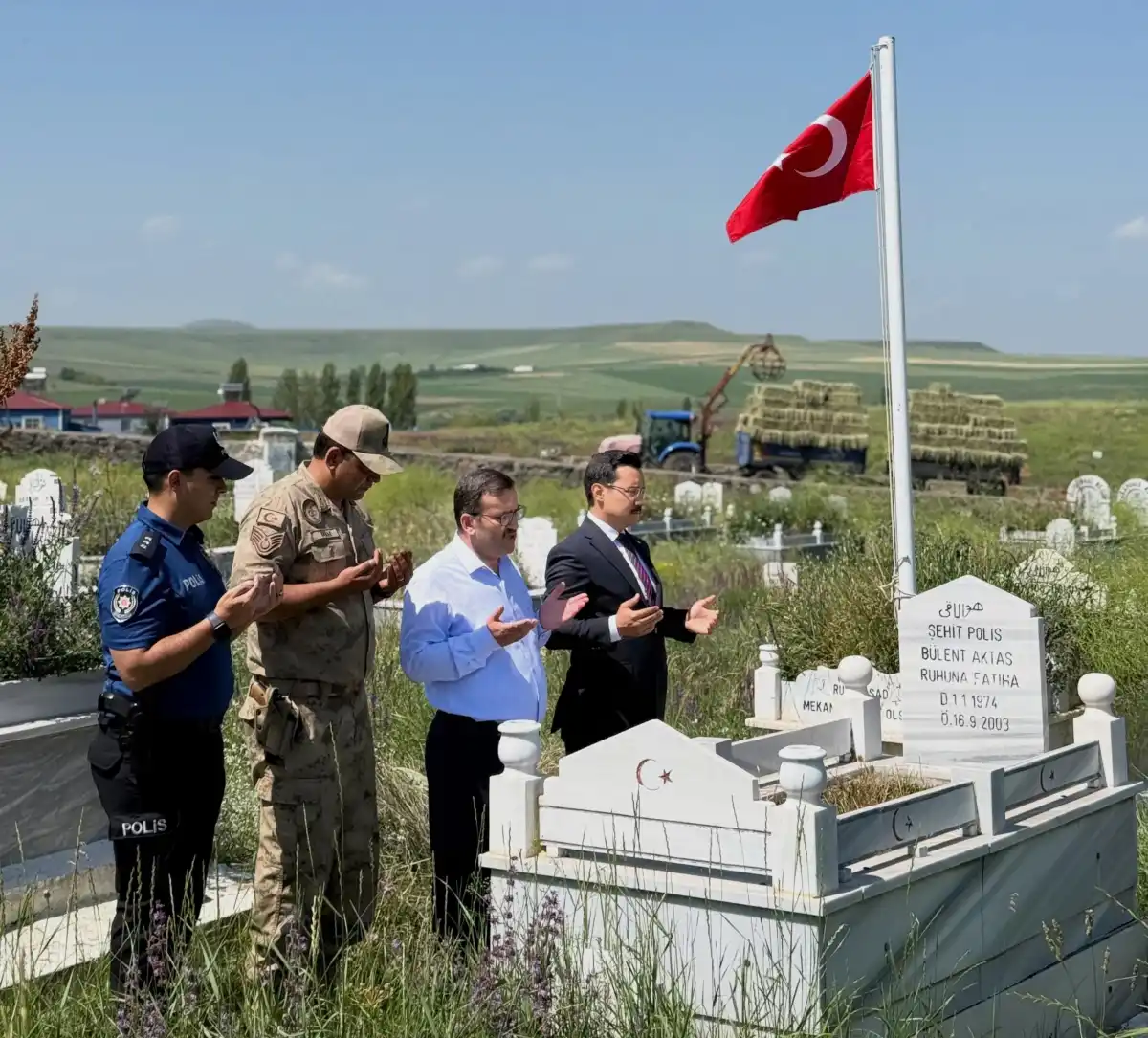 15 Temmuz Kahramanları Anıldı: Kaymakam Demirtaş’tan Şehitlik Ziyareti