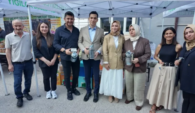 Yığılca 1. Bal Festivali'nde protokol üyeleri ve vatandaşlar bir arada