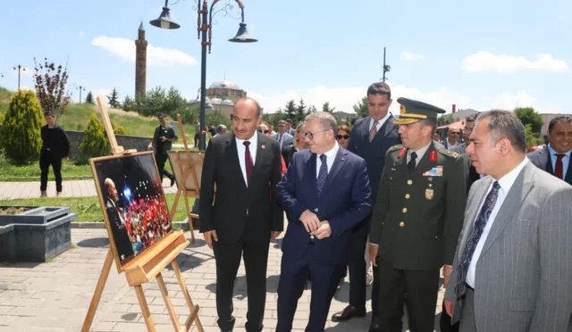 Kars'ta şehit ve gazileri anma temalı resim ve fotoğraf sergisi açıldı.