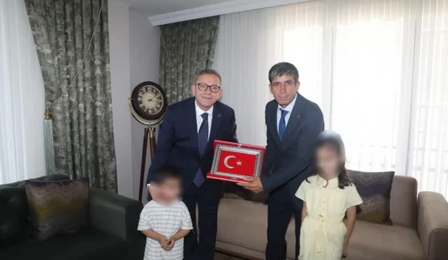 Kars Valisi Ziya Polat'ın 15 Temmuz Gazisi Fazıl Boztaş'ı ziyaretinden bir kare