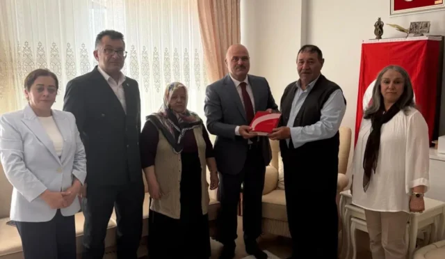 AK Parti İl Başkanı Muammer Sancar, 15 Temmuz şehidi Hacı Halil Polat'ın ailesini ziyaret ediyor.