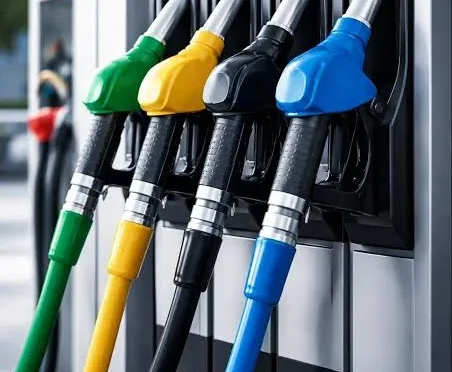 Benzin ve motorin pompaları, akaryakıt fiyatlarındaki artışı simgeliyor.