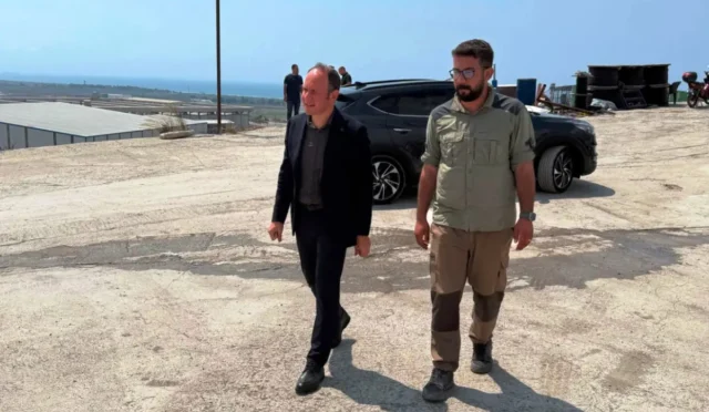 Erzin Kaymakamı Yunus Emre Akpınar, Organize Sanayi Bölgesi'nde incelemelerde bulunuyor.