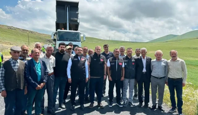 Kars'ta tamamlanan grup köy yolu asfalt çalışması detayı