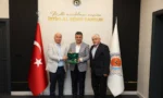 Türkiye Karate Federasyonu heyeti, Samsun Büyükşehir Belediye Başkanı Halit Doğan'ı makamında ziyaret ediyor.