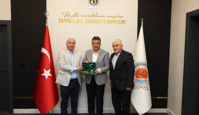 Türkiye Karate Federasyonu heyeti, Samsun Büyükşehir Belediye Başkanı Halit Doğan'ı makamında ziyaret ediyor.