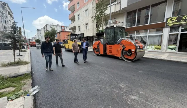 Kars Cumhuriyet Caddesi'ndeki yol çalışmaları sırasında Vali Ziya Polat incelemelerde bulunuyor