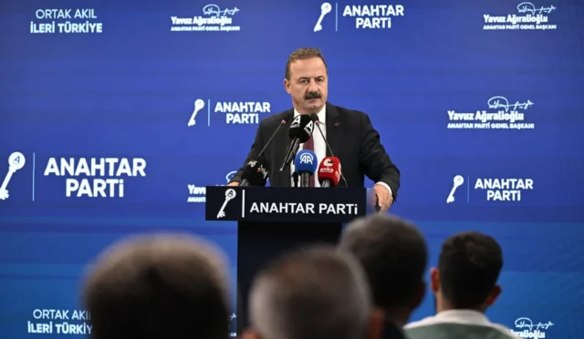 Anahtar Parti Genel Başkanı Yavuz Ağıralioğlu, partisinin genel merkezinde açıklamalarda bulunuyor.