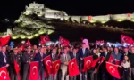 Kars'ta 15 Temmuz Demokrasi ve Milli Birlik Günü anma programı kapsamında Türk bayraklarıyla yürüyüş yapan vatandaşlar