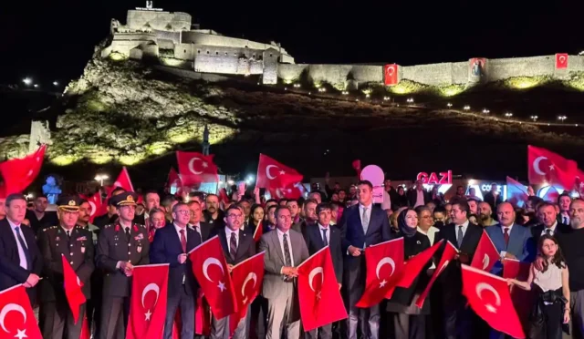 Kars'ta 15 Temmuz Demokrasi ve Milli Birlik Günü anma programı kapsamında Türk bayraklarıyla yürüyüş yapan vatandaşlar