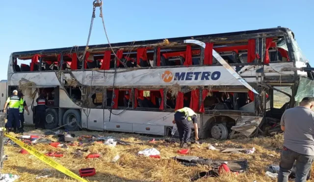 Merzifon'da D100 Karayolu'nda yolcu otobüsü şarampole devrildi, 46 kişi yaralandı.