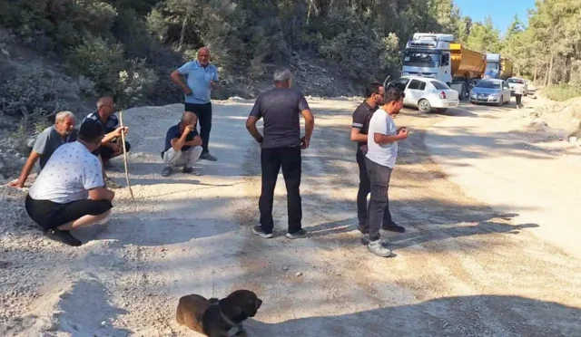 Serik Gökçepınar Mahallesi'nde taş ocağı kamyonlarının geçişine tepki gösteren mahalleli ve muhtarın yol kapatma eylemi
