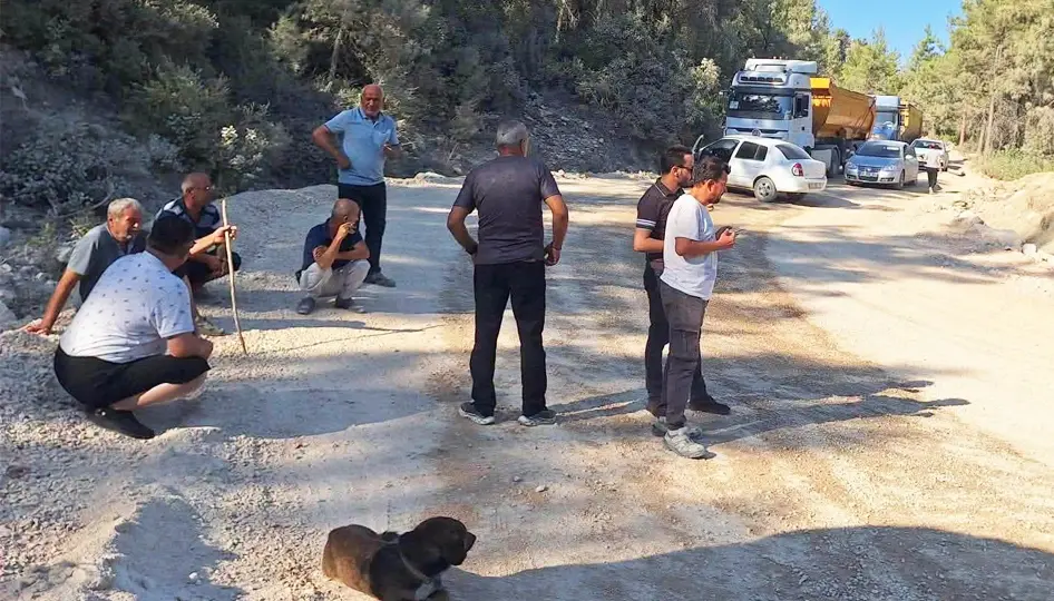 Serik’te Taş Ocağı Kamyonlarına Tepki: Muhtardan Yolu Kapattı, Toz ve Tahribata Dikkat Çekti