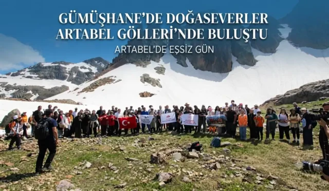 Gümüşhane Artabel Gölleri'nde doğa yürüyüşü yapan grup
