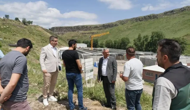 DSİ 24. Bölge Müdürü Serdar Kotan, Kars'taki atıksu arıtma tesisi ve baraj inşaat sahalarını inceleyerek projelerin ilerleyişi hakkında bilgi aldı.