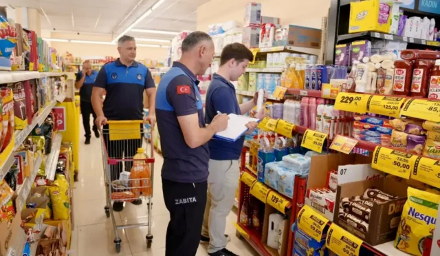 Giresun'da marketlerde fiyat, son kullanma tarihi ve hijyen denetimleri yapılıyor.