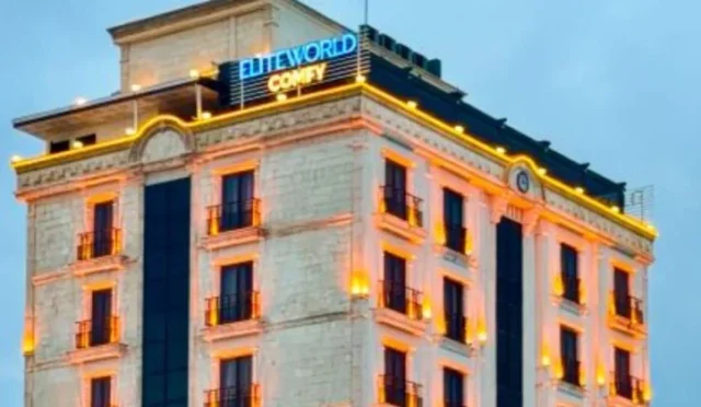 Elite World Comfy Midyat otelinin dış cephesi, Mardin taşı mimarisiyle öne çıkıyor.