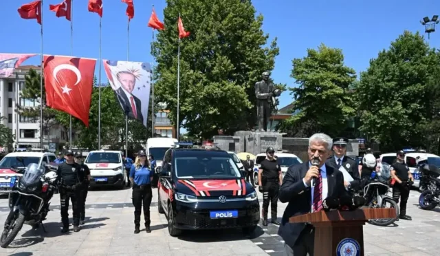 Düzce Emniyet Müdürlüğü'ne bağışlanan 24 yeni polis aracı teslim töreni