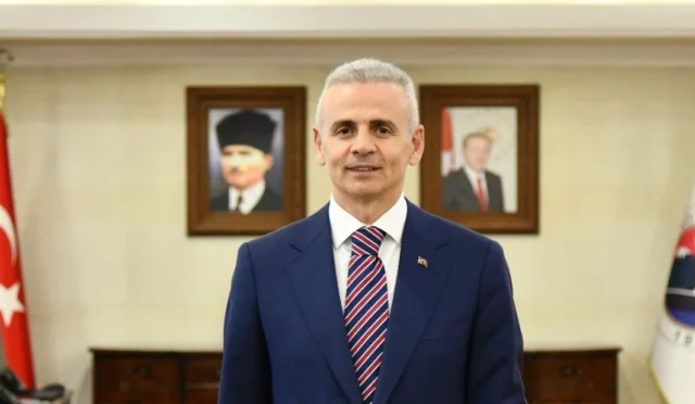 Ardahan Valisi Mehmet Fatih Çiçekli'nin görevden alınması ve yerine Ömer Hilmi Yamlı'nın atanmasına ilişkin haber görseli.